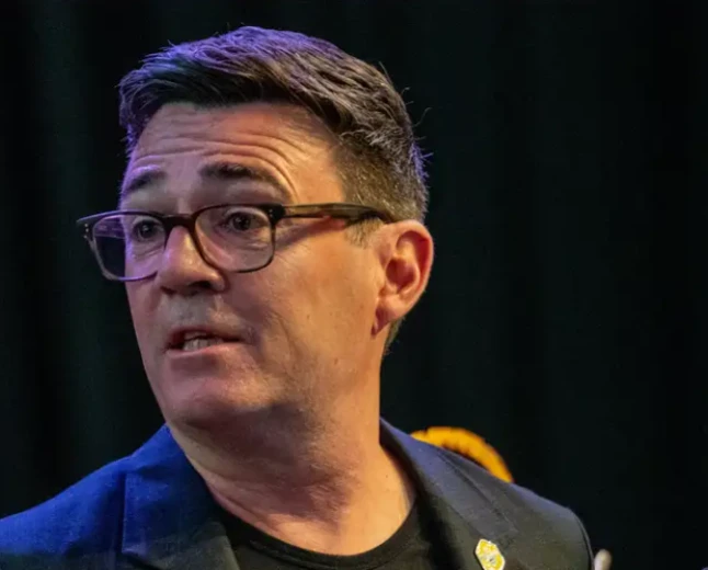 Britischer Premier Andy Burnham: Astrologie, Numerologie und Abjad