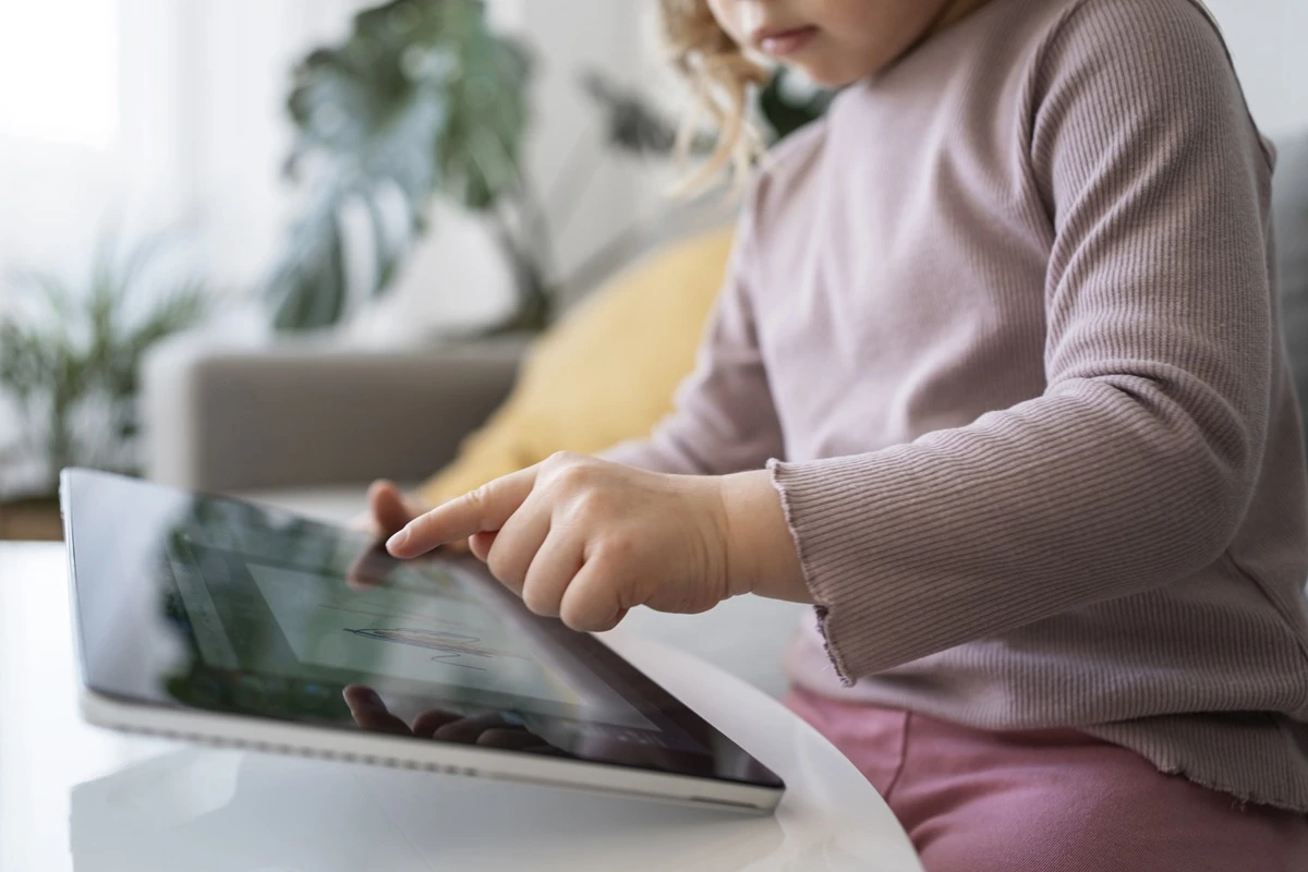Kinder und KI: Altersgerechte Risiken und praktische Tipps für Eltern
