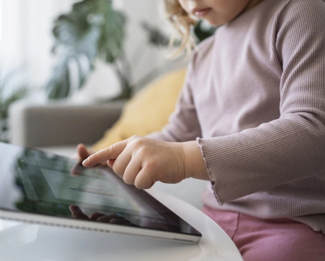 Kinder und KI: Altersgerechte Risiken und praktische Tipps für Eltern